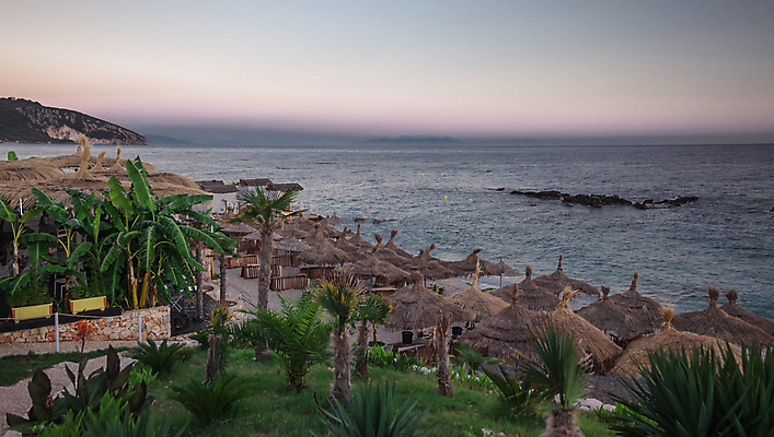 포토 JPG 해외이미지 유럽 모래 바다 여행 하늘색 의자 우산 자연 하늘 호텔 아침 휴가 휴식 사람 풍경 해변 사람없음 물 여름 파란색 햇빛 마을 환경 맑음 꿈 휴게실 선탠 지중해 남쪽 알바니아 파라다이스 해외202004 해외포토 주간 자연요소 계절 나라 컬러 가구 컨셉 숙소 날씨 태양 방향 생태계 파일형식 남유럽 이미지허브