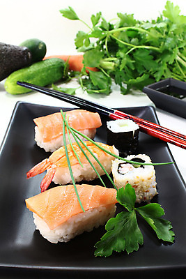 포토 JPG 해외이미지 접시 문화 음식 밥 오이 새우 건강 어류 사람없음 식당 일본 식사 당근 초밥 해조류 고추냉이 해산물 롤 생강 아보카도 점심식사 해외202004 해외포토 식기 아시아 채소 과일 뿌리채소 갑각류 상점 수중동물 양념 해양식물 일본음식 파일형식 이미지허브