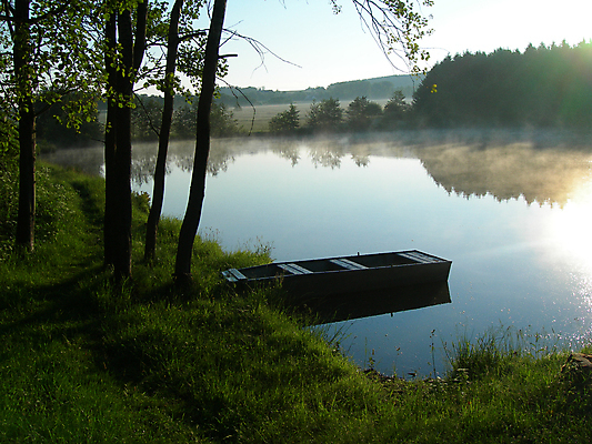 포토 JPG 해외이미지 나무 공원 호수 밭 자연 하늘 아침 어류 풍경 사람없음 야외 물 반사 일출 맑음 침묵 봄 거울 안개 연못 보트 나룻배 낚시꾼 라이터 노려봄 수평선 해외202004 해외포토 주간 자연요소 식물 계절 공공시설 농업 배_교통 날씨 표정 노을 수중동물 소리 생태계 파일형식 이미지허브