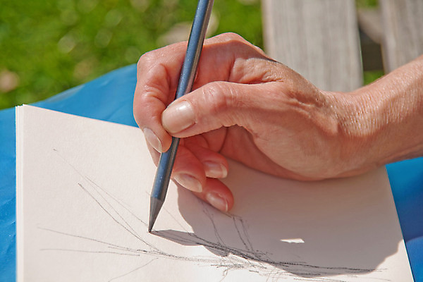 포토 JPG 해외이미지 나무 손 종이 중년 벤치 휴가 휴식 건강 미술 잔디 사람없음 야외 연필 정원 기쁨 잡기 그리기 손톱관리 손톱 스케치 그림 예술가 해외202004 해외포토 식물 감정 컨셉 의자 모션 문화예술 학용품 성인 신체부위 필기구 네일아트 파일형식 이미지허브