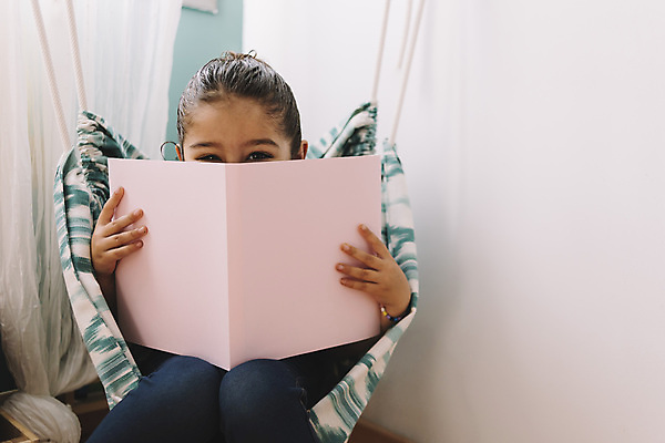 포토 JPG 해외이미지 백인 1 여자 교육 행복 어린이 학교 휴식 주택 실내 이야기 한명 앉기 책 스터디 유치원 흰색 달콤 도서관 작음 스마트 읽기 문학 걸음마 지능 초보 해외202004 해외포토 서양인 감정 컬러 컨셉 모션 사람 내부 건물 학습 맛 크기 파일형식 이미지허브