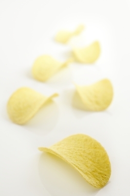 포토 JPG 해외이미지 실내 사람없음 아웃포커스 과자 흰배경 일렬 감자칩 짠맛 해외202004 해외포토 백그라운드 디저트 촬영기법 내부 흰색 칩_음식 맛 파일형식 이미지허브