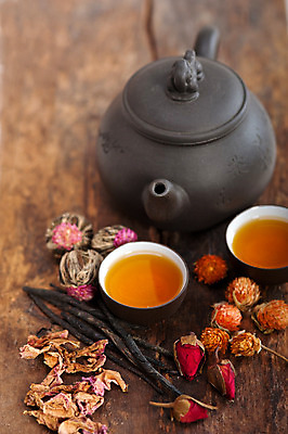 포토 JPG 해외이미지 꽃잎 실내 사람없음 찻잔 찻주전자 찻잎 꽃차 나무배경 해외202004 해외포토 꽃 백그라운드 주전자 잔 내부 차_음료 파일형식 이미지허브