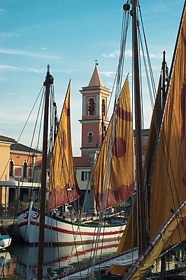 포토 JPG 해외이미지 여행 요트 하늘 휴가 항해 풍경 사람없음 야외 물 여름 파란색 컬러풀 반사 노란색 교회 일몰 이탈리아 수확 보트 지중해 함선 네비게이션 해외202004 해외포토 자연요소 계절 유럽 바다 컬러 농업 배_교통 종교건축 건물 노을 파일형식 이미지허브