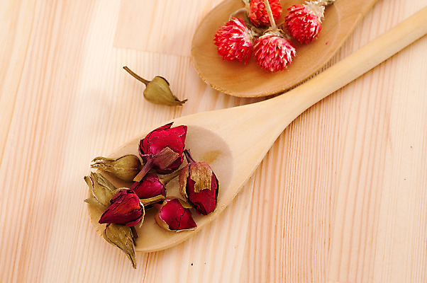 포토 JPG 해외이미지 꽃잎 실내 사람없음 나무숟가락 찻잎 드라이플라워 나무배경 해외202004 해외포토 꽃 백그라운드 내부 차_음료 숟가락 파일형식 이미지허브