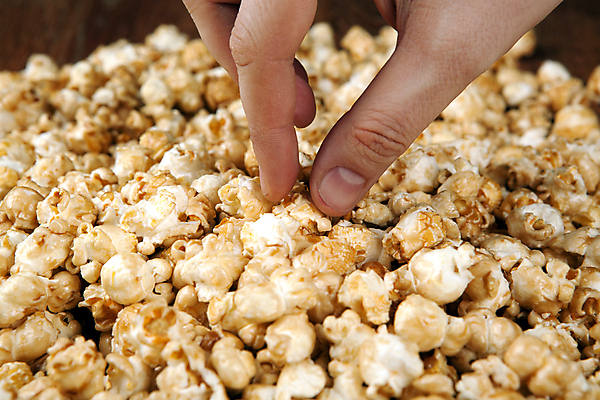 포토 JPG 해외이미지 손 음식 공 손가락 디저트 패스트푸드 건강 옥수수 요리 사람없음 쿠키 과자 황금 달콤 맛 아침식사 정크푸드 설탕 굽기 팝콘 흙더미 점심식사 캐러멜 많음 해외202004 해외포토 컨셉 곡류 신체부위 식사 흙 인스턴트 구이 파일형식 더미 이미지허브