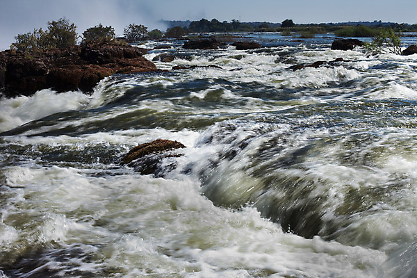 포토 JPG 해외이미지 식물 공원 야생동물 아프리카 자연 풍경 사람없음 야외 물 강 환경 폭포 흐름 바위 흰색 물방울 개울 급류 가장자리 보호 강가 속도 내추럴 잠비아 전국 해외202004 해외포토 자연요소 동물 공공시설 나라 컬러 컨셉 돌_바위 둘레 생태계 파일형식 이미지허브