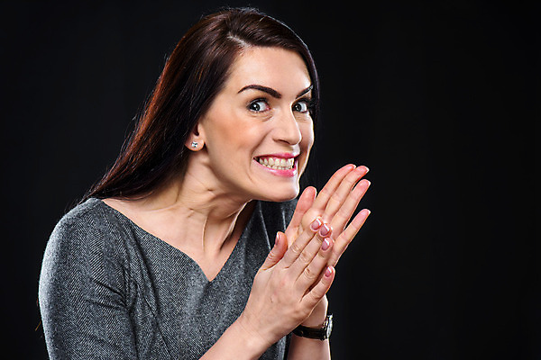 포토 JPG 해외이미지 직업 백그라운드 비즈니스 한명 사람 정장 손짓 검은색 어둠 업무 비즈니스우먼 만족 흥분 경영자 리더 개성 예복 경영 스타일 해외202004 해외포토 1 옷 여자 감정 컬러 모션 작업 직장인 파일형식 이미지허브