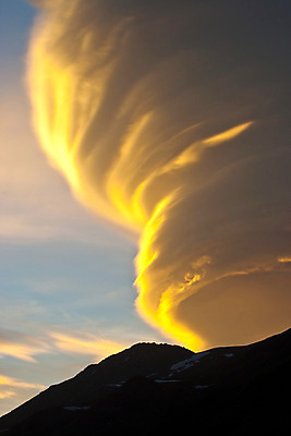 포토 JPG 해외이미지 구름 야생동물 여행 자연 하늘 휴식 산 나선형 풍경 사람없음 야외 여름 빛 햇빛 평화 환경 침묵 일몰 놀람 기쁨 자유 오픈 황무지 고독 큼 즐거움 멀리 용서 우수 웅장함 절정 특별함 현상 해외202004 해외포토 자연요소 동물 계절 감정 컨셉 무늬 표정 태양 노을 소리 크기 절기 생태계 파일형식 이미지허브