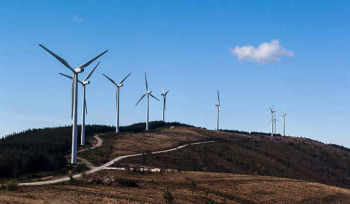 포토 JPG 해외이미지 자연 하늘 바람 풍경 사람없음 초록색 환경 탑 힘 재활용 발전기 에너지 흰색 포르투갈 언덕 생태계 프로펠러 유지 내추럴 생태학 해외202004 해외포토 자연요소 건축물 교육 유럽 컬러 날씨 발전소 친환경 파일형식 이미지허브