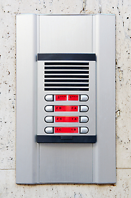 포토 JPG 해외이미지 벽 버튼 바닥 아파트 주택 안전 사람없음 건물 빨간색 스마트폰 금속 종 판넬 플랫 은색 편지 입장 마이크 예방 보안 시스템 사생활 키패드 해외202004 해외포토 건축물 컬러 음향기기 재질 핸드폰 스마트기기 파일형식 이미지허브