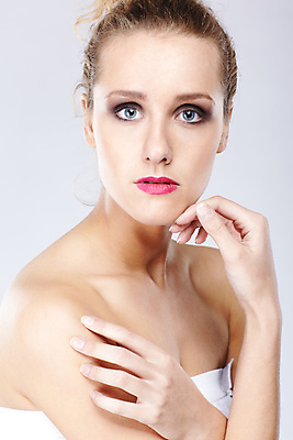 포토 JPG 해외이미지 백인 모델 라이프스타일 손 여자 유럽 얼굴 한명 사람 금발 유행 회색 흰색 화려 어깨 팔 러시아인 스타일 해외202004 해외포토 서양인 1 헤어스타일 나라 컬러 컨셉 생활 신체부위 파일형식 이미지허브