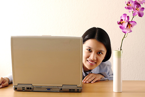 포토 JPG 해외이미지 직업 여자 꽃 비즈니스 사업가 갈색머리 직장 한명 미소 사람 동양인 장식 노트북 컴퓨터 사무실 일본 꽃병 공책 중국 업무 비즈니스우먼 난초 경영 해외202004 해외포토 식물 1 헤어스타일 아시아 회사 문구용품 표정 인종 전자제품 작업 직장인 파일형식 이미지허브