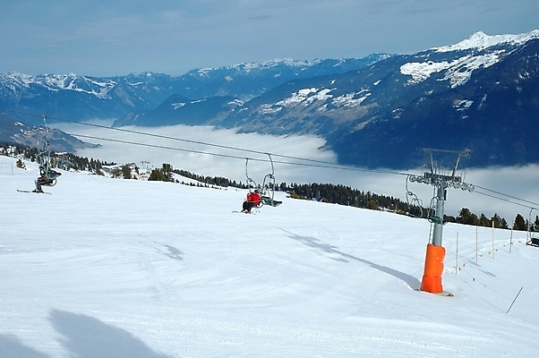 포토 JPG 해외이미지 구름 계절 밧줄 스포츠 겨울 의자 자연 하늘 휴가 스키 산 풍경 경사 사람없음 야외 계곡 맑음 흰색 시골 기둥 바 오스트리아 정상 휴양지 알프스 장면 스키선수 철사 봉 절정 지원 해외202004 해외포토 자연요소 건축 유럽 줄 컬러 가구 날씨 겨울스포츠 운동선수 장소 생태계 파일형식 이미지허브