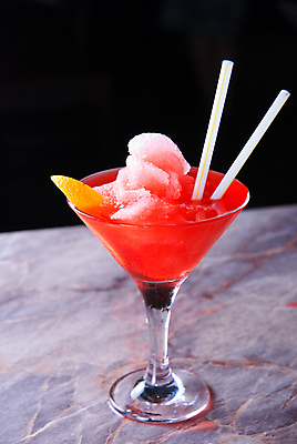 포토 JPG 해외이미지 검은배경 실내 빨대 사람없음 빨간색 얼음 칵테일 레몬 칵테일잔 대리석 해외202004 해외포토 자연요소 컬러 백그라운드 술잔 과일 재료 주류 내부 검은색 파일형식 이미지허브