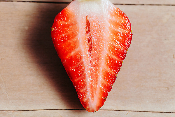 포토 JPG 해외이미지 라이프스타일 접시 열매 음식 백그라운드 다이어트 과일 재료 자연 탁자 딸기 디저트 건강 사람없음 목재 빨간색 여름 마을 식사 봄 흰색 신선 사발 달콤 맛 아침식사 유기농 날것 심플 머리위 내추럴 숙성 채식주의자 해외202004 해외포토 나무 식물 식기 웰빙 계절 컬러 가구 컨셉 생활 사기그릇 생태계 채식 파일형식 이미지허브