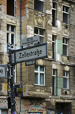 포토 JPG 해외이미지 세포 앉기 사람없음 건물 도시 그래피티 왼쪽 사인 폐허 도로표지판 베를린 구시가지 정치 해외202004 해외포토 건축물 도로 모션 독일 표지판 낙서 방향 그림 파일형식 이미지허브