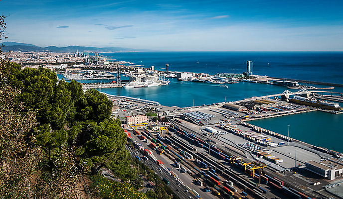포토 JPG 해외이미지 나무 식물 구름 산업 도로 여행 비즈니스 자동차 하늘 풍경 사람없음 건물 물 경제 파란색 도시풍경 햇빛 탑 항구 맑음 거래 기차 화물 도시 보트 스페인 컨테이너 창고 언덕 무역 상업 오르기 수납 포트 타운 바르셀로나 스카이라인 물류 나루 사일로 수평선 해외202004 해외포토 자연요소 건축물 유럽 길 육상교통 컬러 배_교통 교통시설 모션 날씨 대중교통 태양 운송업 파일형식 이미지허브