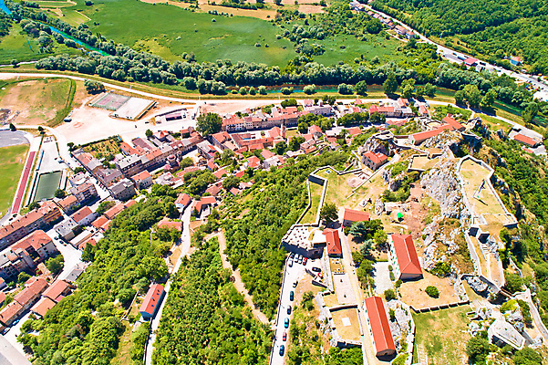 포토 JPG 해외이미지 전통 유럽 건축양식 자연 산 안테나 파노라마 풍경 사람없음 건물 여름 파란색 강 도시풍경 교회 여행객 마을 탑 골짜기 놀람 바위 도시 성 역사 언덕 타운 크로아티아 달마시안 드론 옛날 절정 해외202004 해외포토 건축물 계절 건축 감정 나라 컬러 통신 종교건축 촬영기법 표정 사람 돌_바위 개 생태계 파일형식 이미지허브