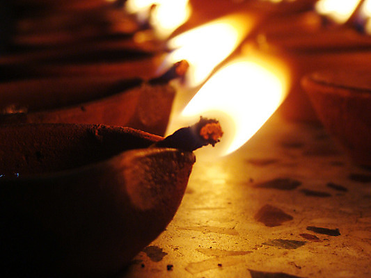 포토 JPG 해외이미지 전통 디자인 행복 별 종교 문화 백그라운드 크리스마스 패턴 오렌지 벽지 불 추상 불꽃 동양인 사람없음 장식 빨간색 파란색 빛 컬러풀 노란색 축제 램프 축하 사찰 신용카드 야간 인도인 심볼 질감 등잔 화상 힌두교 해외202004 해외포토 자연요소 외국인 기념일 감정 컬러 컨셉 무늬 과일 종교건축 조명 인종 금융 상처 파일형식 이미지허브