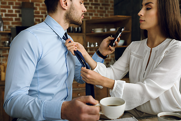포토 JPG 해외이미지 백인 커플 유럽 커피 음료 관계 아침 넥타이 함께함 사람 성인 두명 컵 스마트폰 우정 마시기 비즈니스맨 아침식사 바쁨 예복 심각 정확 해외202004 해외포토 주간 서양인 식기 잡화 옷 남자 나라 컨셉 비즈니스 모션 친구 핸드폰 스마트기기 식사 직장인 파일형식 이미지허브
