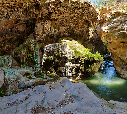 포토 JPG 해외이미지 여행 패턴 자연 조명 바닥 사람 사람없음 가로 물 파란색 빛 강 골짜기 금지 투명 동굴 발굴 내추럴 아르메니아 종유석 터키석 해외202004 해외포토 자연요소 컬러 무늬 보석 생태계 파일형식 이미지허브