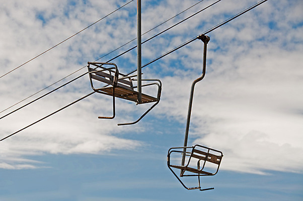 포토 JPG 해외이미지 구름 스포츠 겨울 의자 하늘 휴가 스키 산 앉기 사람없음 태양 맑음 리프트 철사 해외202004 해외포토 자연요소 계절 가구 모션 날씨 겨울스포츠 파일형식 이미지허브