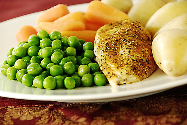 포토 JPG 해외이미지 음식 다이어트 채소 건강 사람없음 식사 치킨 당근 맛 완두콩 칼로리 점심식사 해외202004 해외포토 컨셉 콩 뿌리채소 닭고기요리 파일형식 이미지허브