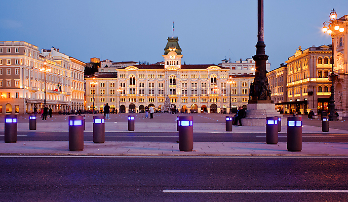 포토 JPG 해외이미지 건축양식 전등 풍경 사람없음 건물 빛 반사 일몰 이탈리아 궁전 역사 손목시계 정사각형 조경 문학 스카이라인 빛망울 해외202004 해외포토 도형 건축물 건축 유럽 시계 고건축 장신구 조명 노을 파일형식 이미지허브
