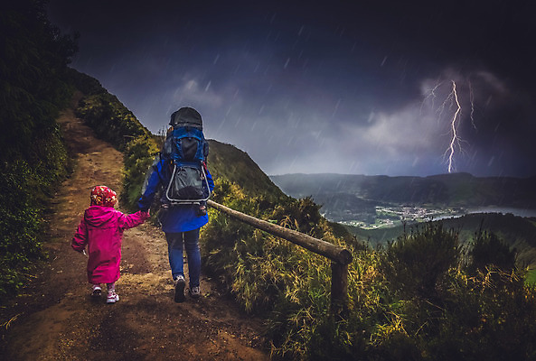 포토 JPG 해외이미지 길 어린이 여행 배낭 가족 자국 엄마 날씨 휴가 산 함께함 야외 두명 여행객 걷기 계곡 트래킹 하이킹 아기 자신감 위험 포르투갈 모험가 폭풍 오르막 방법 백패커 선로 어려움 유대감 해외202004 해외포토 감정 유럽 컨셉 가방 관계 모션 레저 사람 파일형식 이미지허브