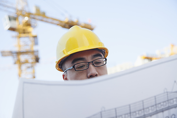 포토 JPG 해외이미지 직업 안경 얼굴 건축양식 설계 한명 안전 야외 신체부위 가로 30대 컬러풀 중국 건설현장 잡기 작업 안전모 건축가 기중기 베이징 시티라이프 청사진 진행 개발 내려보기 카피스페이스 해외202004 해외포토 1 라이프스타일 잡화 건축 아시아 컬러 컨셉 모션 건설업 사람 장년 공백 중장비 헬멧 안전장비 파일형식 이미지허브