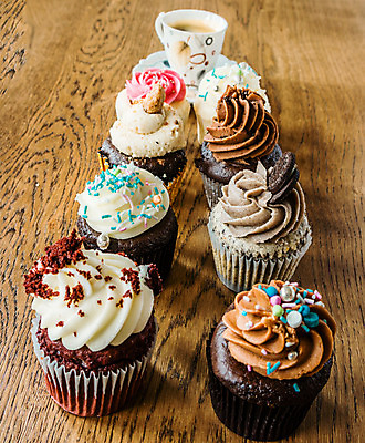 포토 JPG 해외이미지 접시 커피 음료 음식 백그라운드 탁자 아침 디저트 건강 사람없음 목재 컵 빛 갈색 케이크 초콜릿 검은색 흰색 신선 뜨거움 달콤 맛 아침식사 컵케이크 머핀 에스프레소 핸드메이드 해외202004 해외포토 주간 나무 식기 빵 컬러 가구 컨셉 재료 식사 파일형식 이미지허브