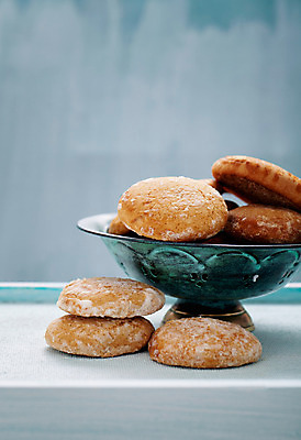 포토 JPG 해외이미지 접시 음식 백그라운드 크리스마스 겨울 휴가 디저트 건조 사람없음 파티 쿠키 케이크 얼음 빵집 수확 덮개 흰색 신선 원형 사발 달콤 가루 설탕 굽기 뿌리기 정사각형 반죽 밀가루 머핀 꿀 부스러기 핸드메이드 해외202004 해외포토 자연요소 도형 식기 계절 기념일 빵 컬러 농업 모션 이벤트 상점 뚜껑 사기그릇 맛 구이 파일형식 이미지허브