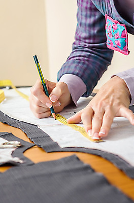 포토 JPG 해외이미지 백인 직업 손 디자인 드레스 옷 여자 산업 패턴 창조 한명 성인 연필 유행 장비 공구 직물 업무 그리기 실 바느질 디자이너 측정 그림 자영업 테이프 수공예 재단 재단사 핸드메이드 해외202004 해외포토 서양인 1 무늬 비즈니스 모션 문구용품 학용품 사람 신체부위 필기구 도구 작업 공예 파일형식 이미지허브