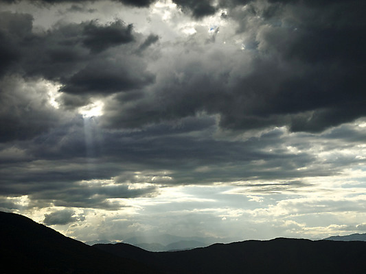 포토 JPG 해외이미지 구름 실루엣 자연 하늘 바람 날씨 산 그림자 풍경 사람없음 야외 가로 빛 태양 환경 검은색 어둠 침묵 회색 추위 광선 구멍 장면 폭풍 천국 흐림 내추럴 뇌우 폭풍우 수평선 해외202004 해외포토 자연요소 컬러 촬영기법 소리 비_날씨 자연재해 생태계 파일형식 이미지허브
