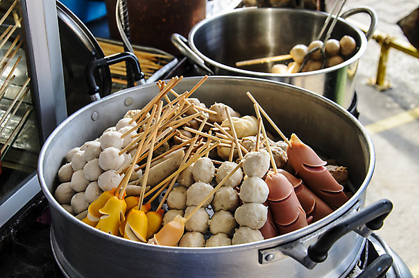 포토 JPG 해외이미지 전통 선 음식 백그라운드 재료 공 태국 건강 돼지고기 요리 사람없음 야외 식사 저녁식사 신선 뜨거움 막대기 그룹 시장 붓기 맛 그릴 수증기 바비큐 미트볼 굽기 먹기 준비 매움 레시피 점심식사 해외202004 해외포토 아시아 컨셉 모션 주방용품 육류 구이 파일형식 이미지허브