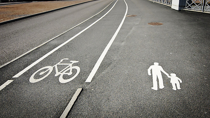 포토 JPG 해외이미지 아이콘 도로 길 어린이 선 교통시설 거리 경고 안전 성인 사람없음 자전거 페인트 산책 회색 흰색 도시 보행자 보행로 오솔길 심볼 사인 신호 순환 타운 예약 땅바닥 루트 방법 선로 해외202004 해외포토 컬러 교통 모션 휴식 바닥 사람 바이크 시설 파일형식 이미지허브