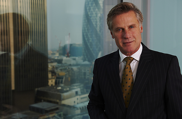 포토 JPG 해외이미지 백인 직업 남자 비즈니스 CEO 창문 직장 한명 미소 정장 건물 사무실 반사 도시 업무 체험 경영자 런던 책임자 경영 해외202004 해외포토 서양인 1 건축물 옷 컨셉 회사 영국 표정 사람 작업 리더 파일형식 이미지허브