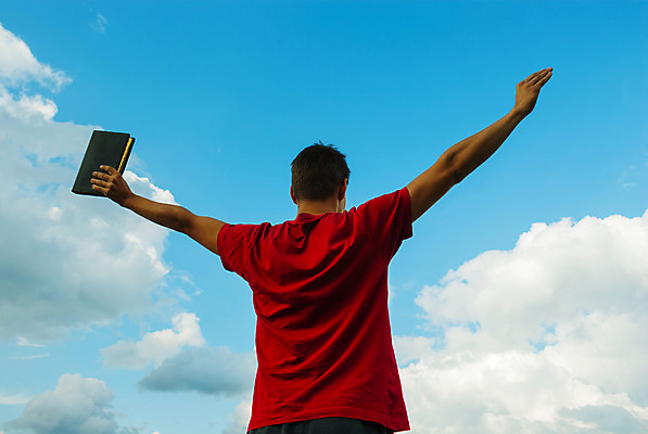 포토 JPG 해외이미지 구름 1 라이프스타일 남자 행복 감정 무기 하늘 성공 관리 한명 사람 성인 책 여름 파란색 성경 희망 힘 침묵 기쁨 에너지 자유 기도 영혼 오르기 긍정 천국 숭배 승자 신앙심 필승 카피스페이스 해외202004 영광군 해외포토 자연요소 계절 컬러 컨셉 종교용품 모션 생활 소리 공백 우승 전라남도 파일형식 이미지허브