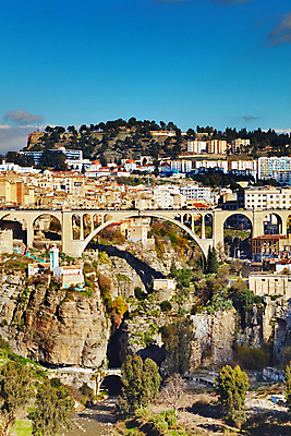 포토 JPG 해외이미지 나무 여행 아프리카 하늘 산 주택 풍경 경사 사람없음 건물 파란색 강 도시풍경 골짜기 도시 지중해 언덕 암초 타운 아랍어 알제리 해외202004 해외포토 식물 건축물 나라 바다 컬러 자연 파일형식 이미지허브