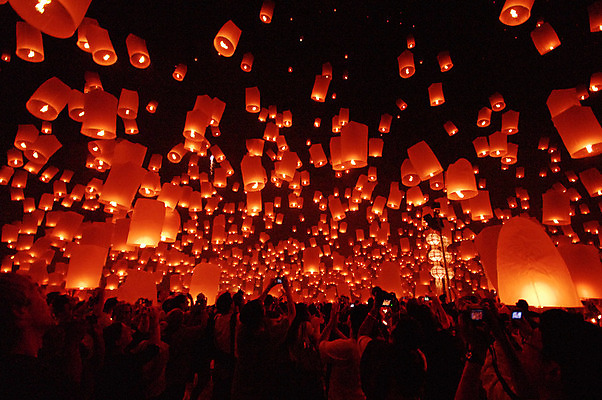포토 JPG 해외이미지 전통 손 행복 아시아 별 종교 종이 문화 여행 크리스마스 오렌지 가족 태국 하늘 불 폭죽 사람 동양인 사람없음 야외 빨간색 물 빛 파티 여행객 믿음 축제 희망 등불 램프 축하 뜨거움 행운 야간 연도 심볼 사인 풍선 해외202004 해외포토 자연요소 기념일 감정 나라 컬러 컨셉 과일 관계 조명 인종 이벤트 신체부위 파일형식 이미지허브