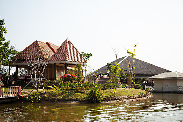 포토 JPG 해외이미지 나무 외관 섬 건축양식 하늘 성공 주택 안테나 손바닥 사람없음 야외 건물 물 파란색 보트 성 재산 고급 맨션 방파제 수로 운하 커뮤니티 이웃 전용 진짜 해외202004 해외포토 자연요소 식물 건축물 손 공공시설 건축 컬러 컨셉 배_교통 통신 금융 파일형식 이미지허브