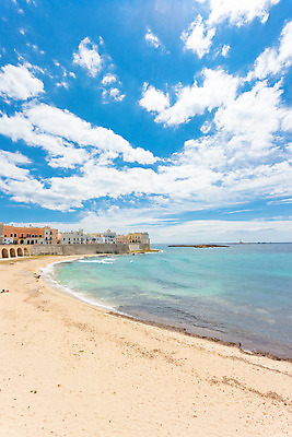 포토 JPG 해외이미지 전통 유럽 모래 바다 여행 건축양식 자연 하늘 휴가 한명 풍경 물 여름 컬러풀 햇빛 수영 이탈리아 산책로 도시 만 중세 역사 발자국 지중해 스카이라인 터키석 수평선 해외202004 해외포토 자연요소 1 계절 건축 나라 길 컬러 자국 사람 태양 수상스포츠 보석 생태계 파일형식 이미지허브