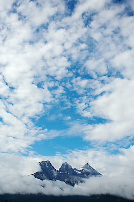 포토 JPG 해외이미지 구름 캐나다 하늘 아침 산 사람없음 파란색 안개 그룹 정상 앨버타 절정 로키산맥 해외202004 해외포토 주간 자연요소 컬러 북아메리카 날씨 파일형식 이미지허브