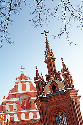 포토 JPG 해외이미지 외관 유럽 기독교 종교 문화 여행 십자가 겨울 건축양식 하늘 지붕 벽돌 거리 주택 미술 풍경 사람없음 건물 빨간색 파란색 성당 교회 탑 천주교 도시 중세 역사 아스팔트 심볼 타운 고딕 리투아니아 옛날 스타일 해외202004 해외포토 건축물 계절 건축 나라 도로 컬러 종교건축 문화예술 파일형식 이미지허브