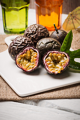 포토 JPG 해외이미지 잎 단면 잔 도마 도마_주방용품 실내 사람없음 식탁보 신선 열대과일 나무탁자 종이우산 패션후르츠 해외202004 해외포토 식물 식기 과일 우산 탁자 주방용품 내부 파일형식 이미지허브