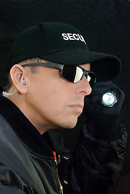 포토 JPG 해외이미지 남자 유니폼 텍스트 한명 경비 안전 사람 이벤트 단어 선글라스 힘 재킷 콘서트 관찰 손전등 경찰 보호 군중 소프트포커스 위험 싱글 보안 근육질 감시 경호원 장교 해외202004 해외포토 직업 문자 1 옷 안경 컨셉 모션 근육 조명 촬영기법 외투 공연 몸매 파일형식 이미지허브