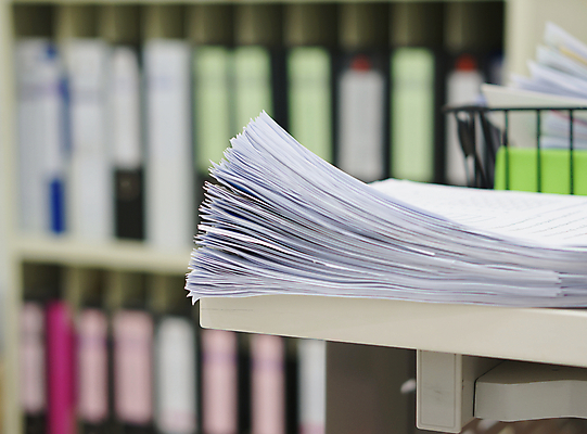 포토 JPG 해외이미지 학생 교육 종이 컨셉 비즈니스 학교 회의 직장 사람없음 빨간색 스터디 사무실 쌓기 환경 사무용품 자료 정보 흰색 메시지 편지 읽기 책상 문서 페이지 조언 평야 해외202004 해외포토 컬러 가구 회사 모션 자연 문구용품 학습 파일형식 이미지허브