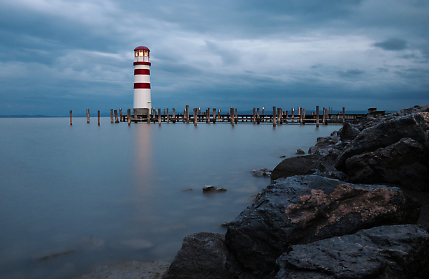 포토 JPG 해외이미지 구름 응시 유럽 호수 파도 바다 여행 하늘 휴가 등대 항해 경고 안전 사람없음 목재 물 빛 햇빛 일출 탑 항구 어둠 황혼 일몰 새벽 오스트리아 야간 저녁 방파제 장노출 포트 네비게이션 두더지 해외202004 해외포토 자연요소 나무 건축물 시선 공공시설 나라 배_교통 재료 교통시설 촬영기법 태양 노을 파일형식 이미지허브