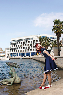 포토 JPG 해외이미지 백인 모델 헤어스타일 드레스 여자 50대 포즈 한명 성인 야외 빨간색 유행 립스틱 도시 화려 보트 입술 복고 해군 픽업 스타일 해외202004 해외포토 서양인 1 옷 컬러 중년 컨셉 배_교통 군대 사람 신체부위 화장품 파일형식 이미지허브